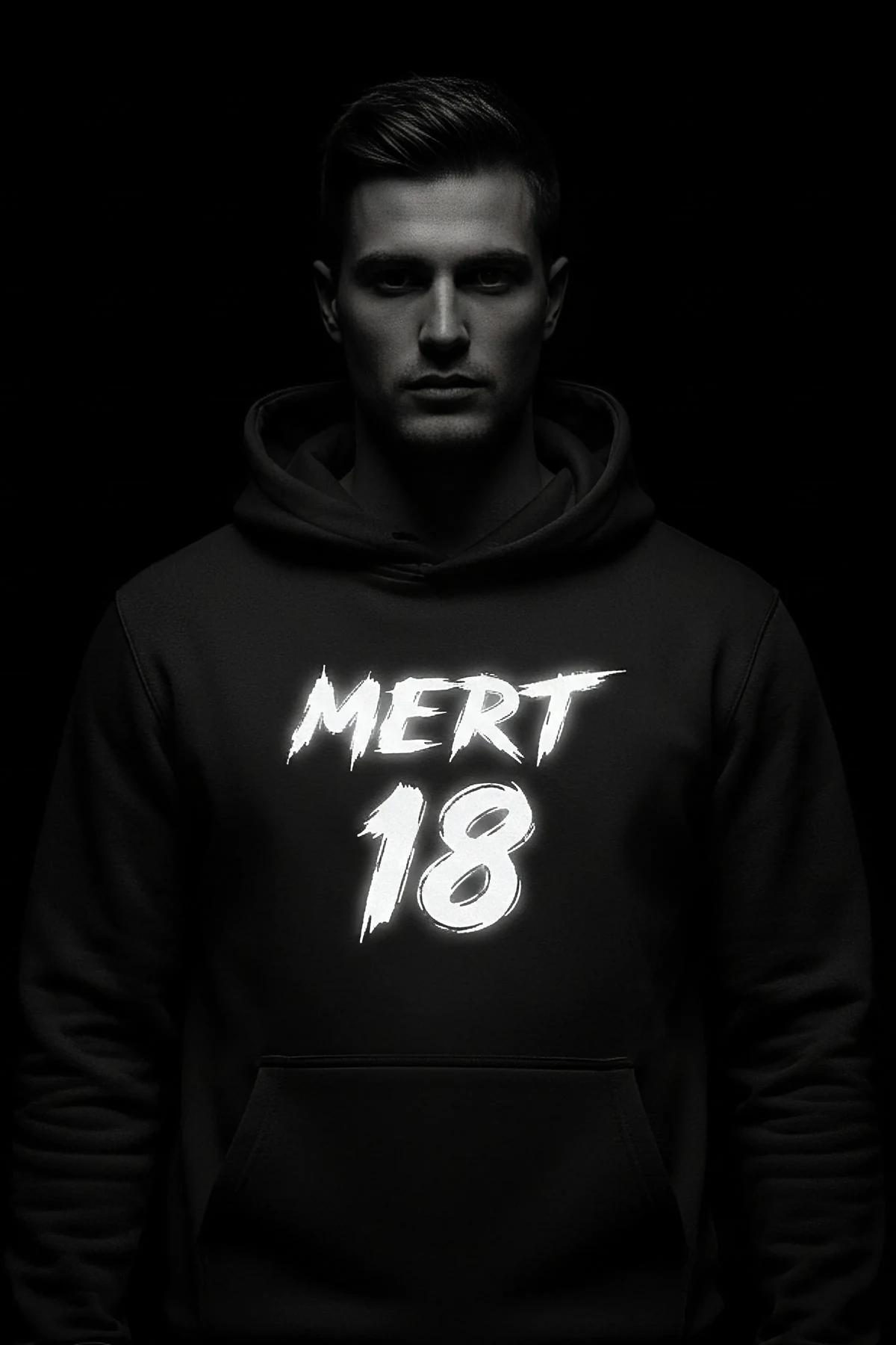 MERT 18 reflektörlü ön baskılı siyah kapüşonlu sweatshirt ışık altında parlayan baskı