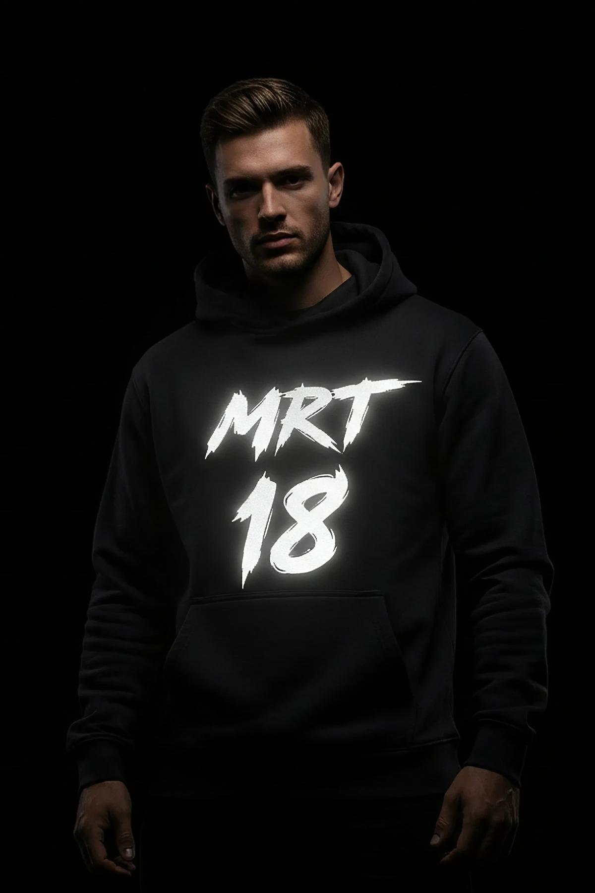 MERT 18 reflektörlü ön baskılı siyah kapüşonlu sweatshirt ışık altında parlayan baskı
