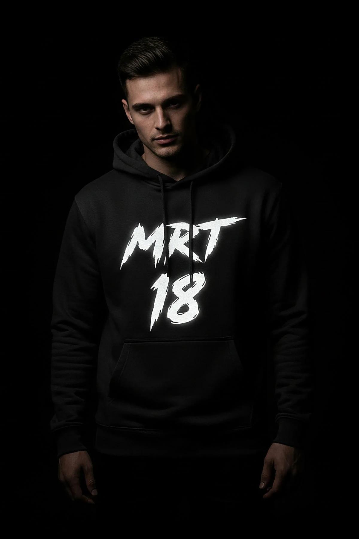 MERT 18 reflektörlü ön baskılı siyah kapüşonlu sweatshirt ışık altında parlayan baskı