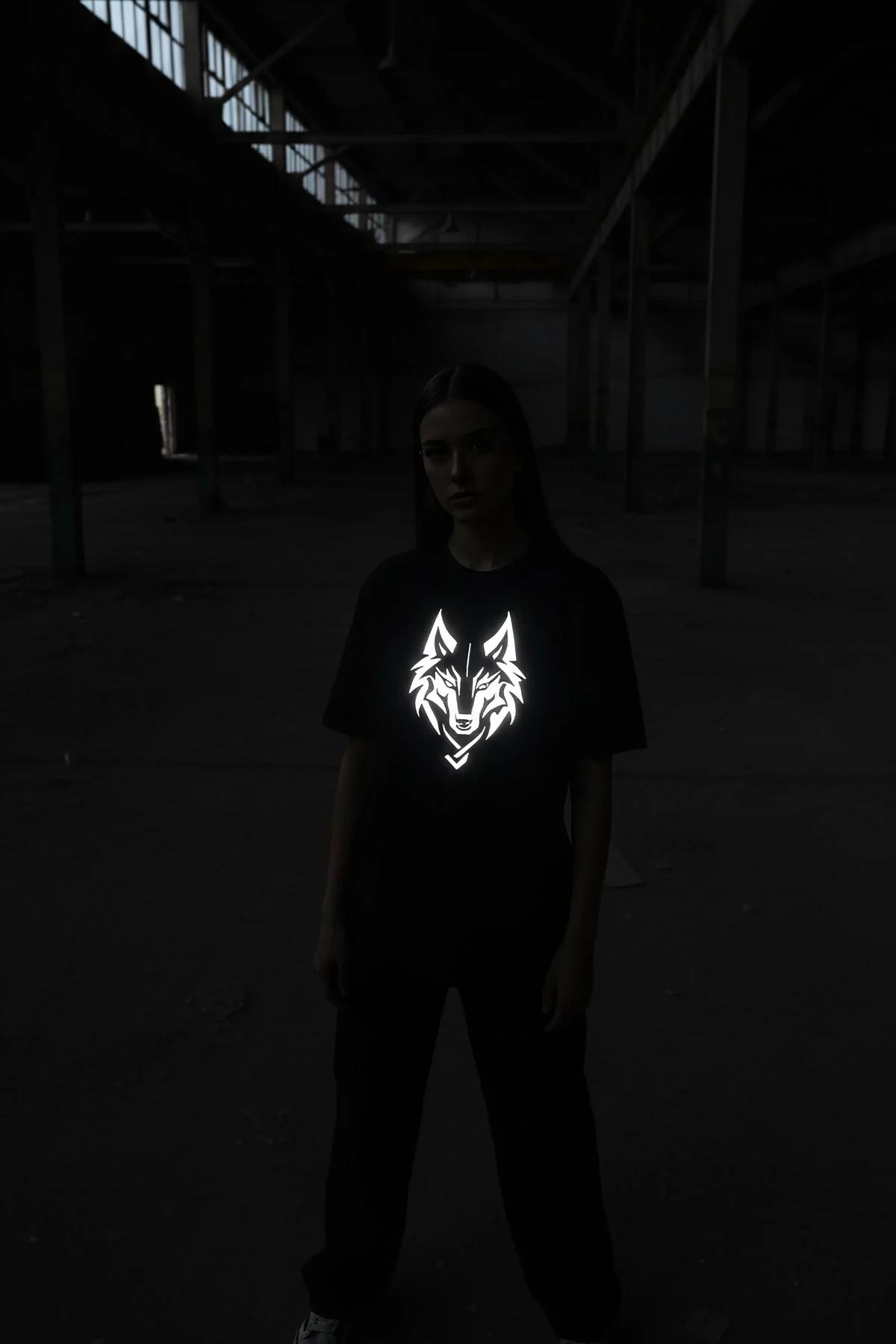 MERT 18 reflektörlü ön baskılı siyah kapüşonlu sweatshirt ışık altında parlayan baskı