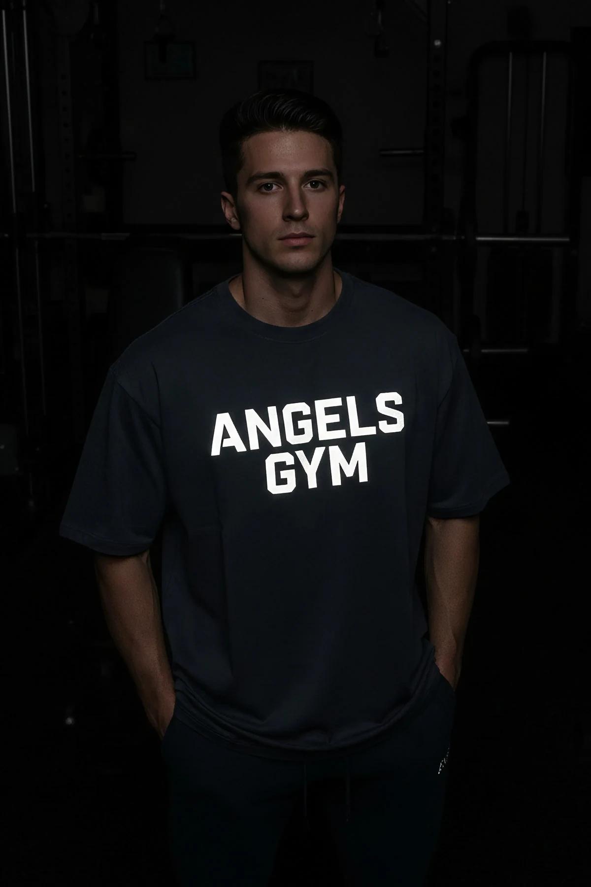 ANGELS GYM reflektörlü ön baskılı siyah oversize tişört model üzerinde