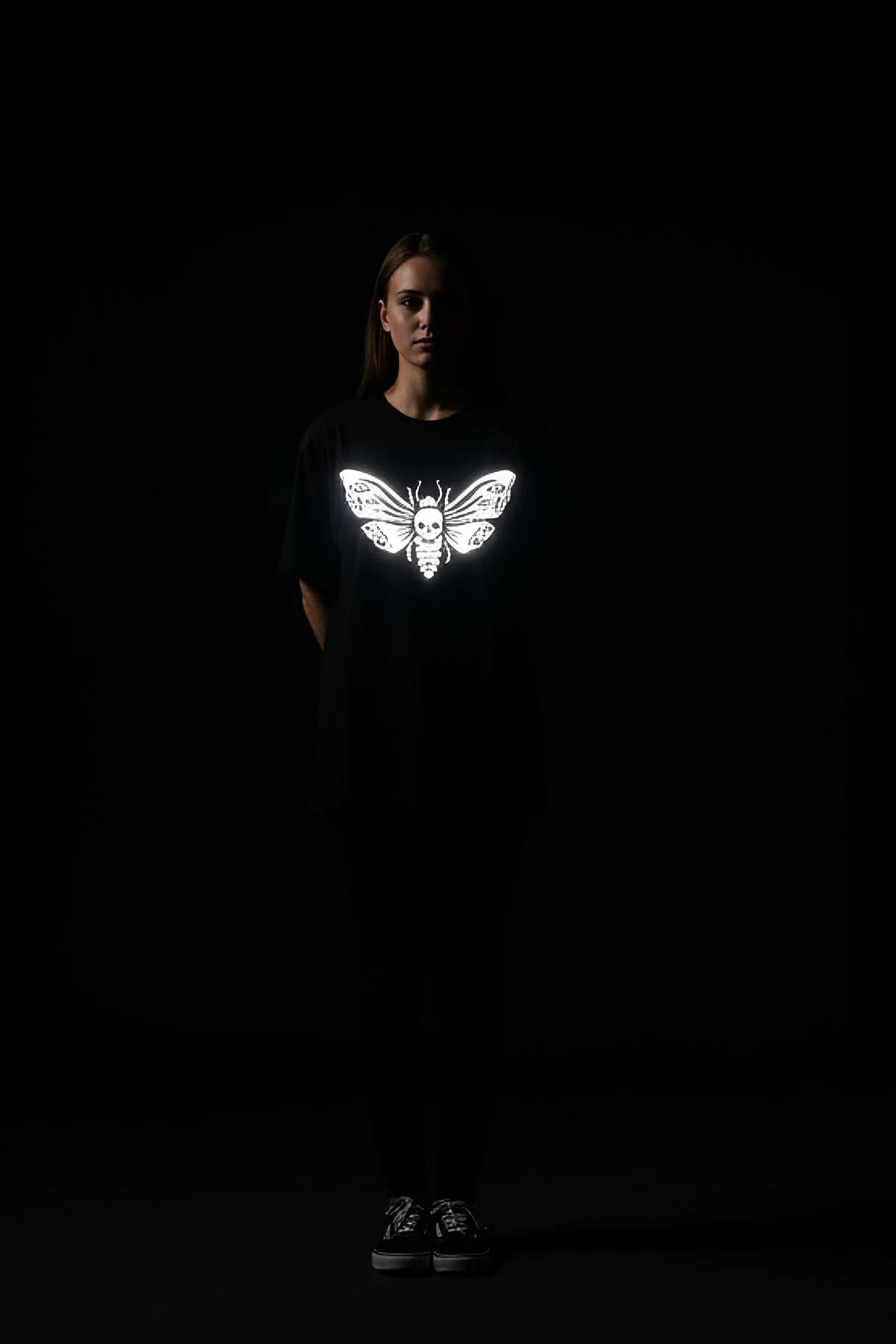 WE CAN DO IT. drip reflektör baskılı siyah oversize tişört, ön görünüm karanlıkta parlama