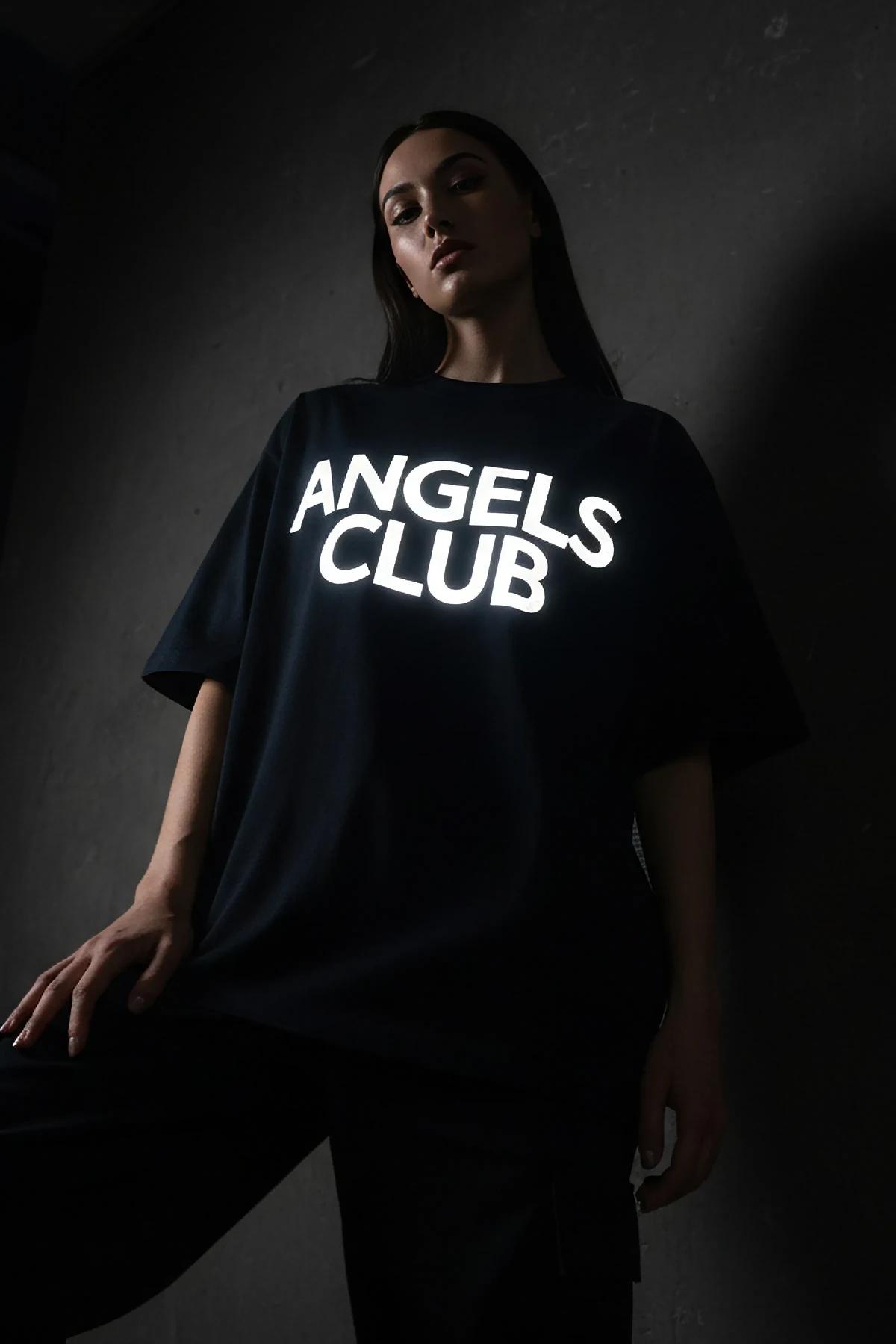 ANGELS CLUB reflektörlü ön göğüs baskılı siyah oversize tişört model üzerinde