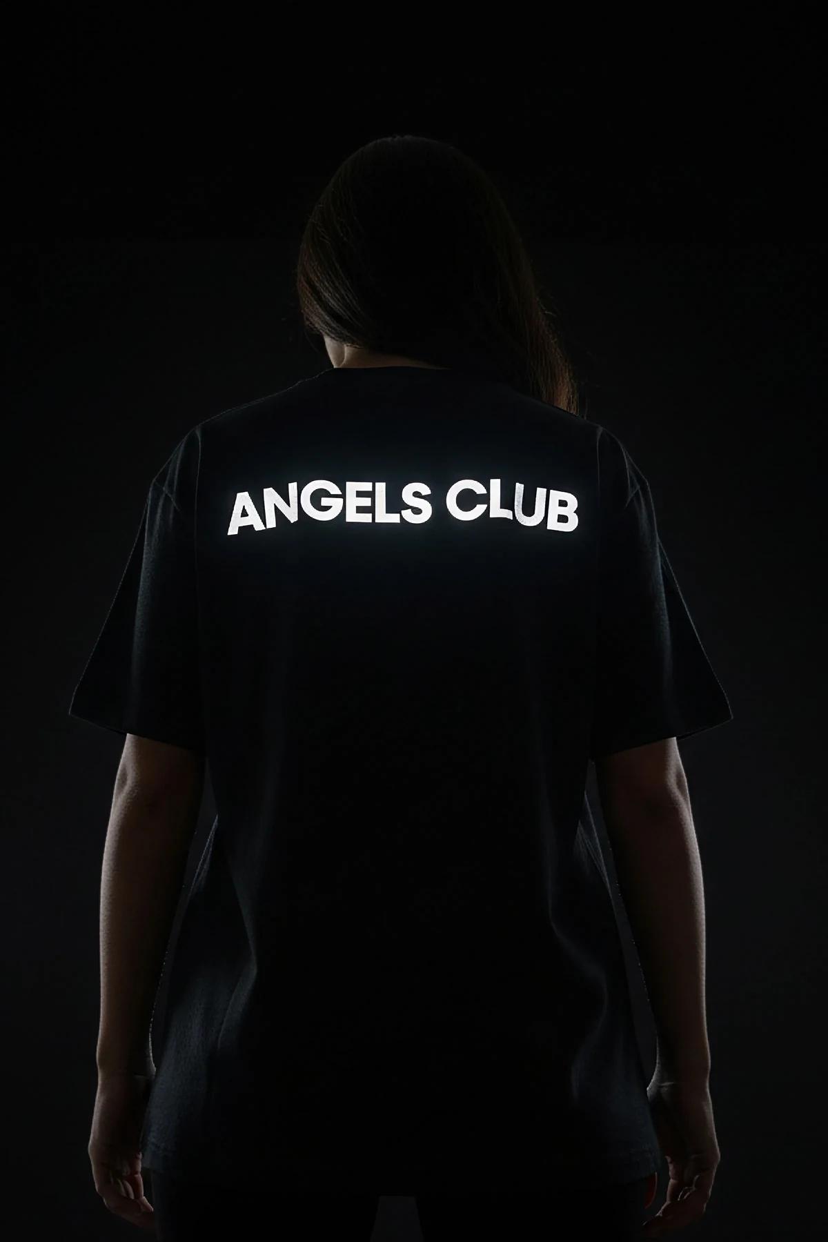 ANGELS CLUB reflektörlü ön göğüs baskılı siyah oversize tişört model üzerinde