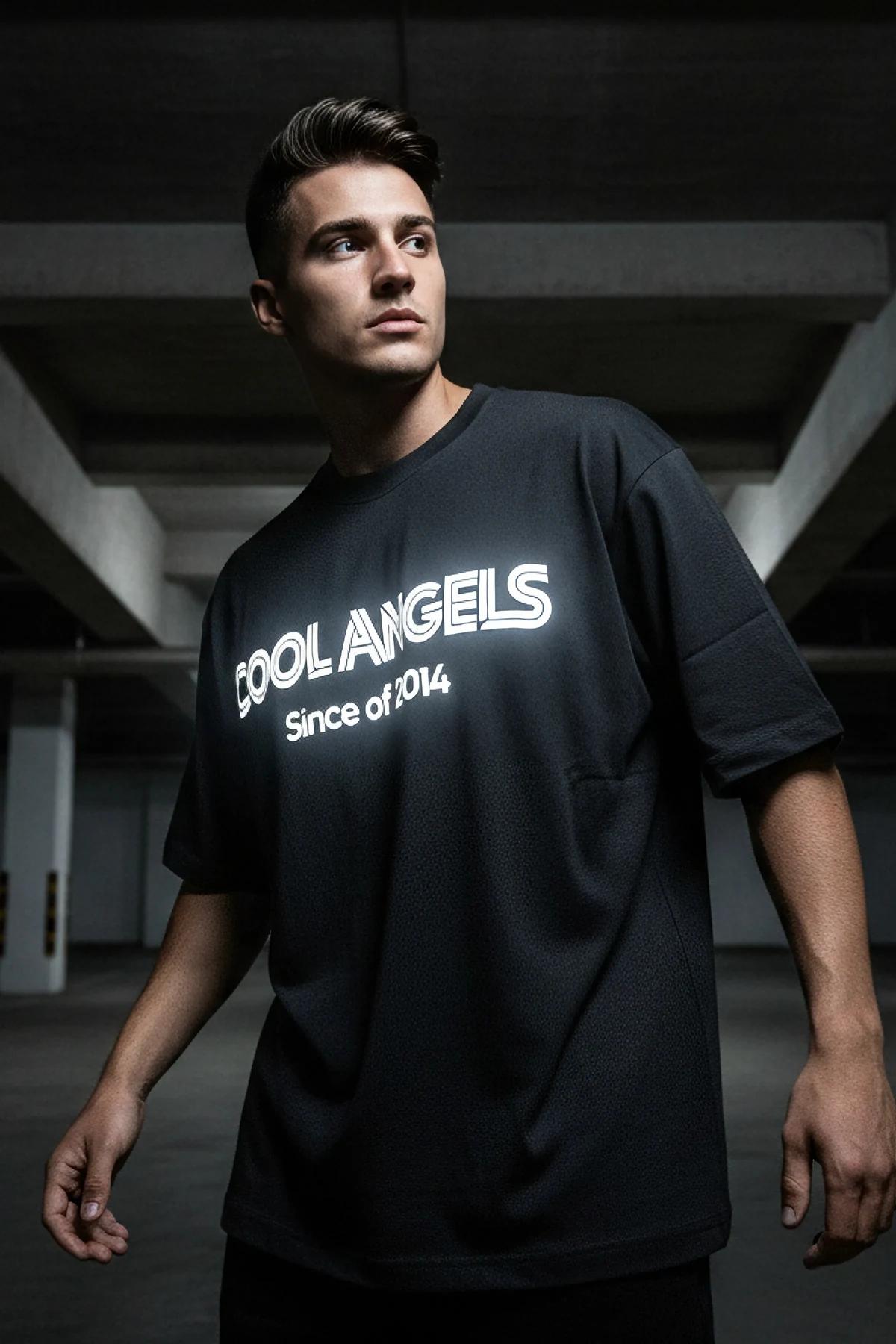 COOL ANGELS Since of 2014 reflektörlü ön baskılı siyah oversize tişört, karanlıkta ışıkla parlayan baskı