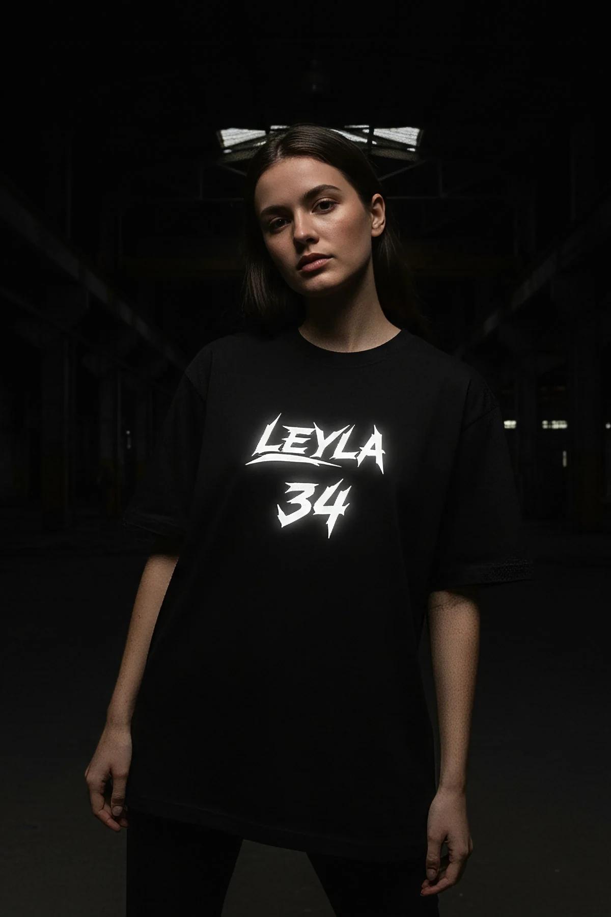 LEYLA 34 reflektörlü ön baskılı siyah oversize tişört model üzerinde