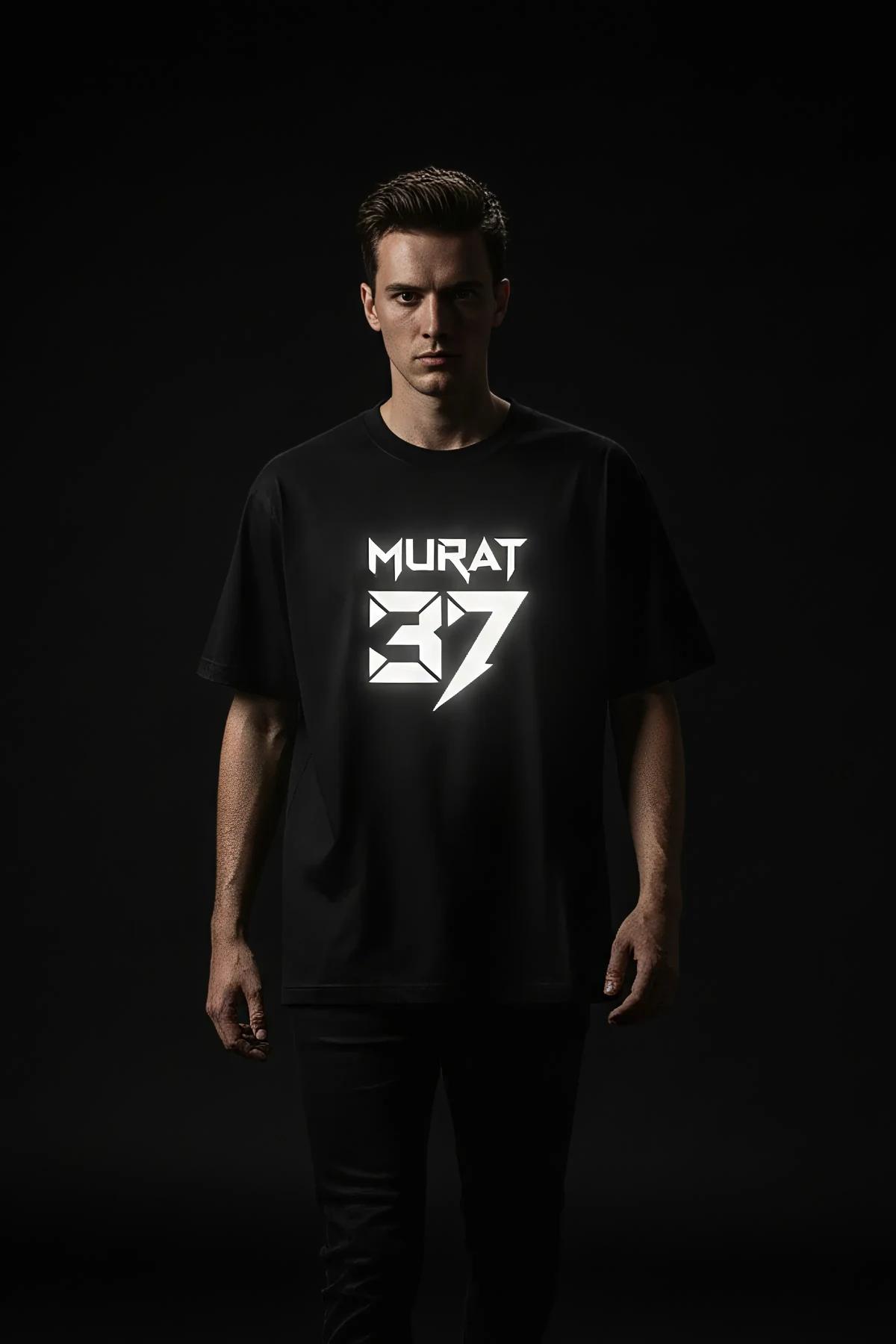 MURAT 37 reflektörlü ön baskılı siyah oversize tişört, model üzerinde ön görünüm
