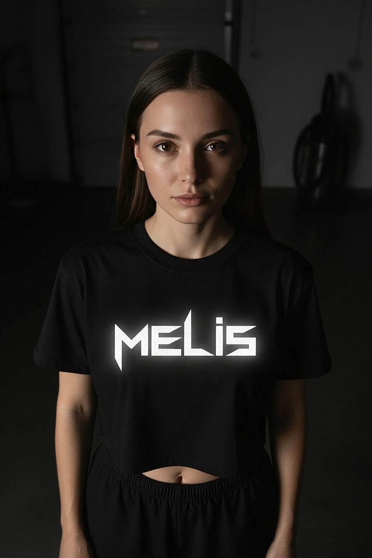 MERVE reflektörlü ön baskılı siyah oversize tişört model üzerinde