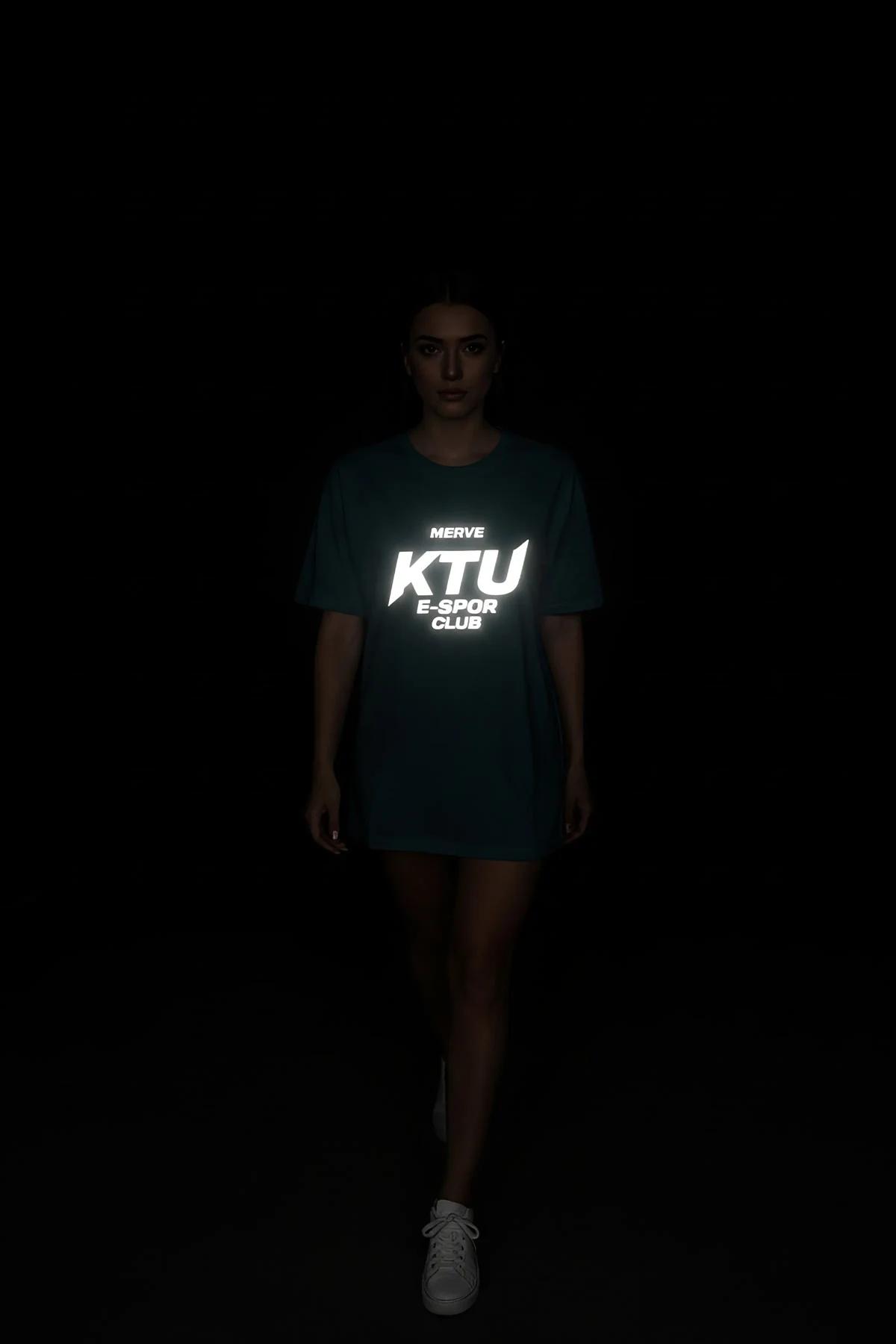 MERVE KTU E-SPOR CLUB reflektörlü ön baskılı siyah tişört — ışık altında parlayan reflektör tasarım
