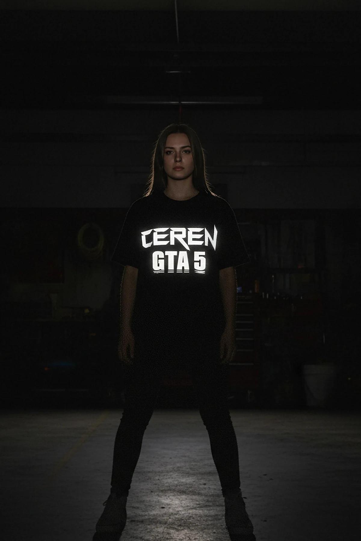 CEREN GTA 5 reflektörlü ön baskılı siyah oversize tişört model üzerinde karanlıkta parlama