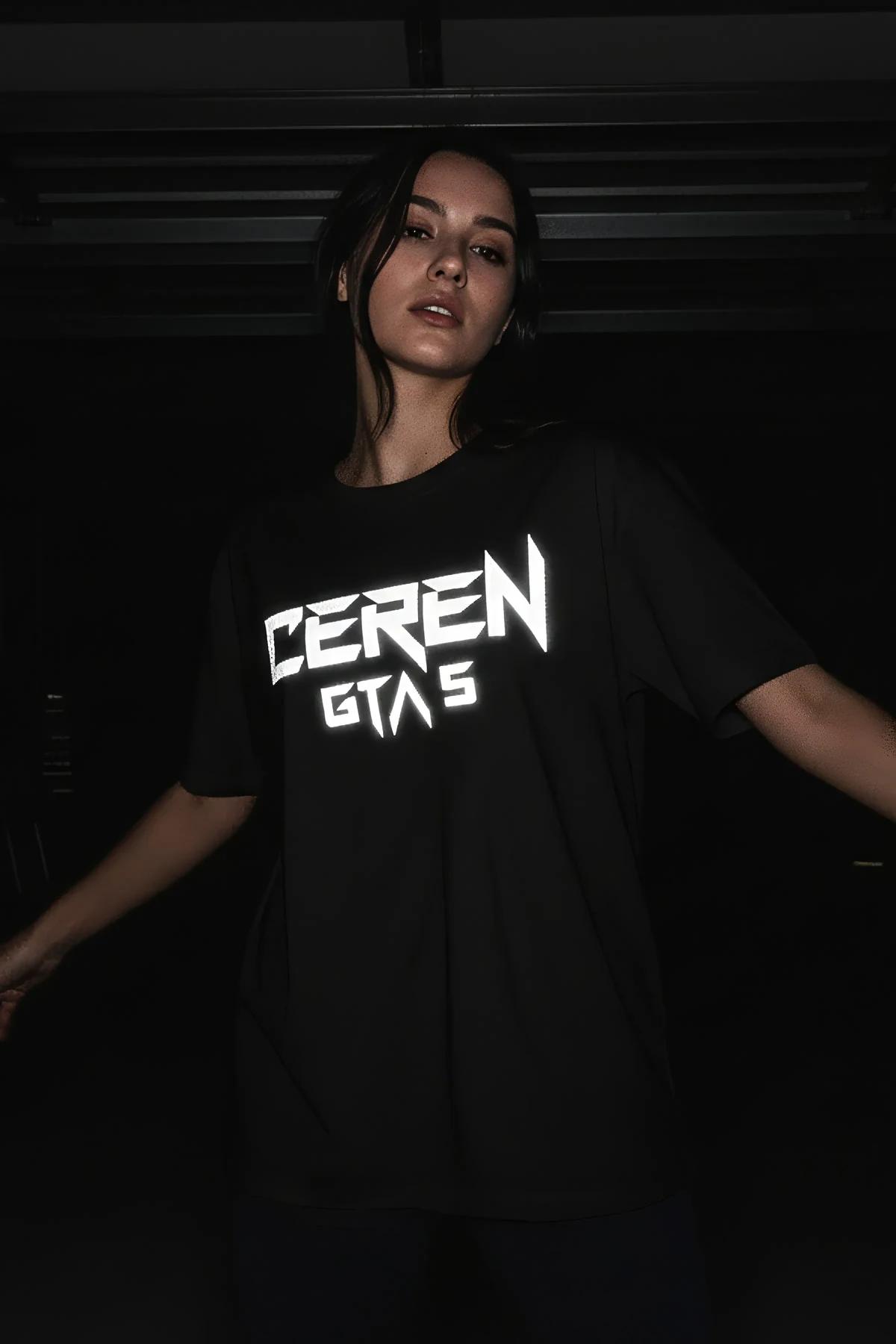 CEREN GTA 5 reflektörlü ön baskılı siyah oversize tişört model üzerinde karanlıkta parlama
