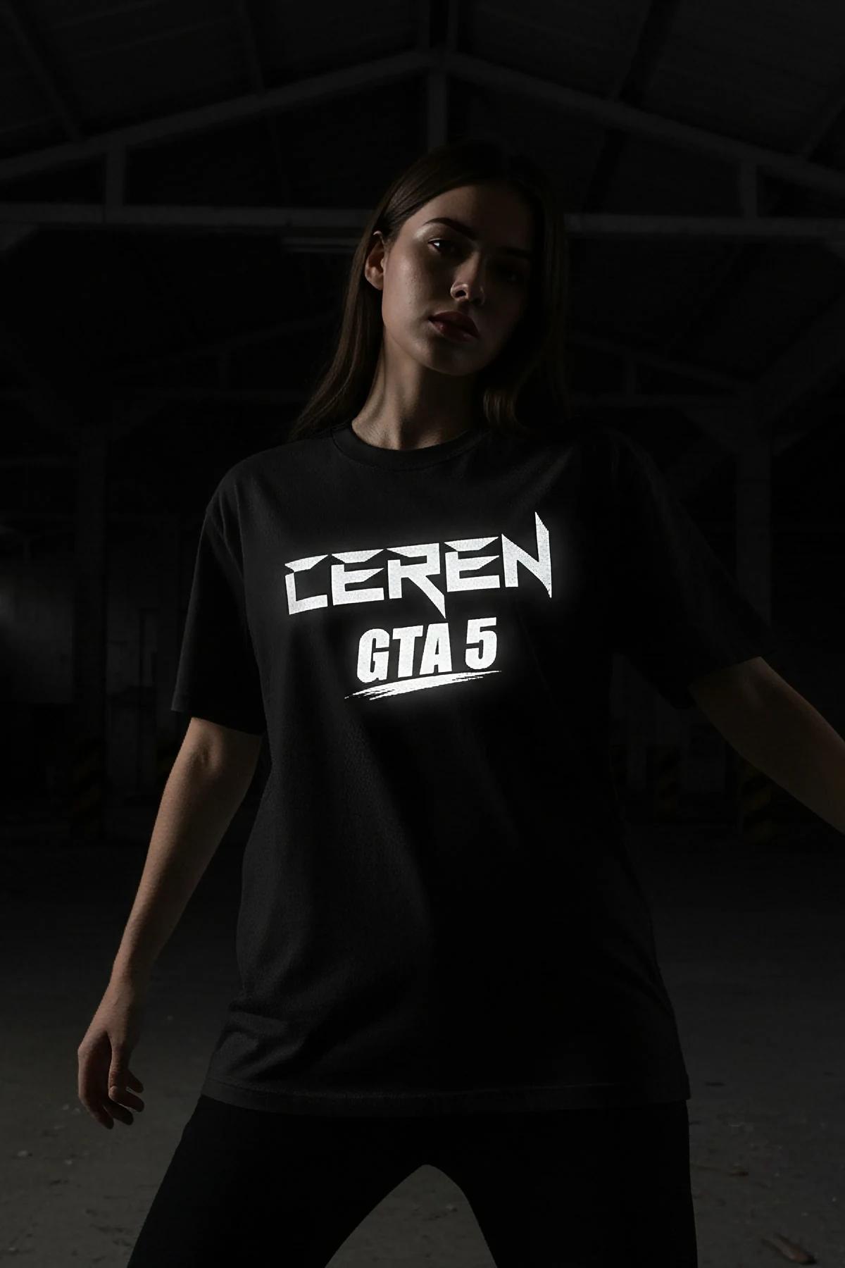 CEREN GTA 5 reflektörlü ön baskılı siyah oversize tişört model üzerinde karanlıkta parlama