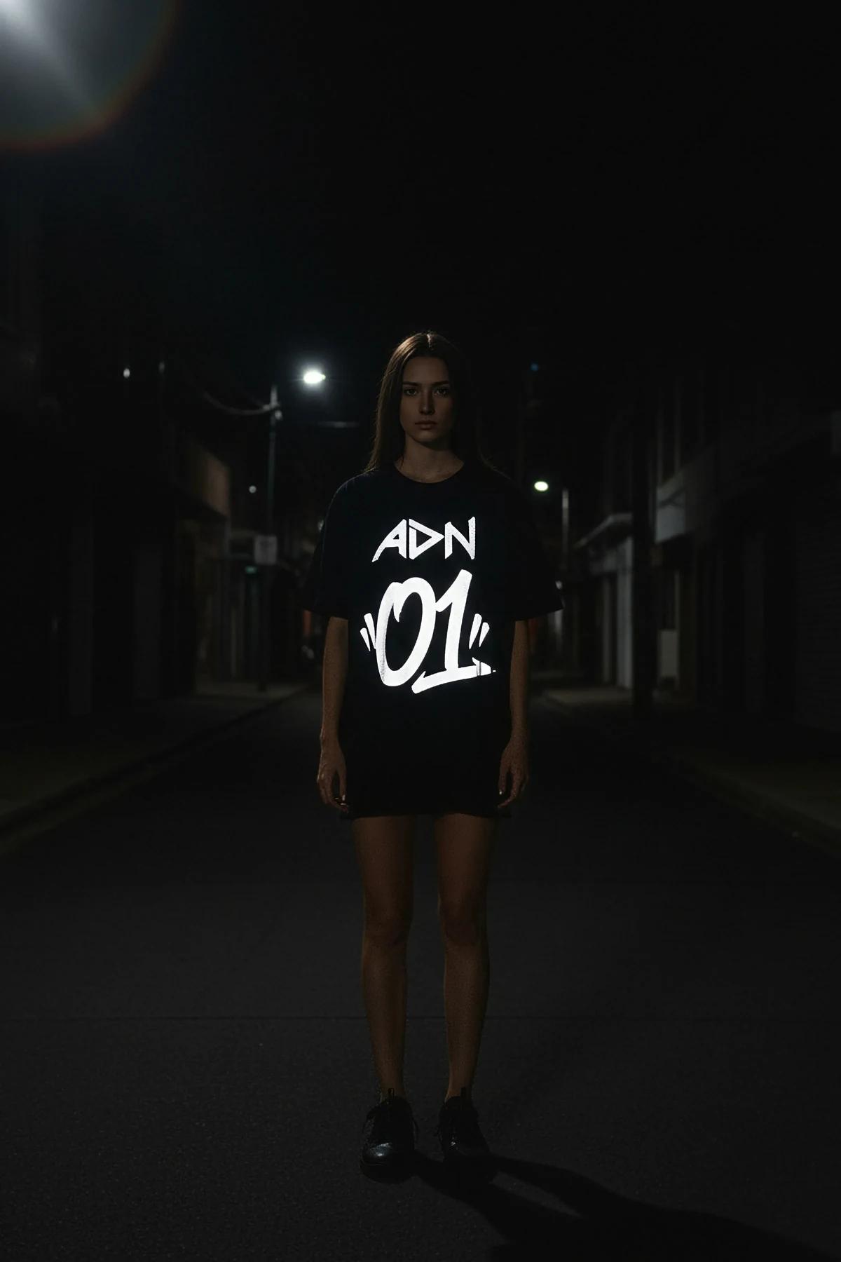 ADN 01 reflektörlü ön baskılı siyah oversize tişört gece sokak fotoğrafı