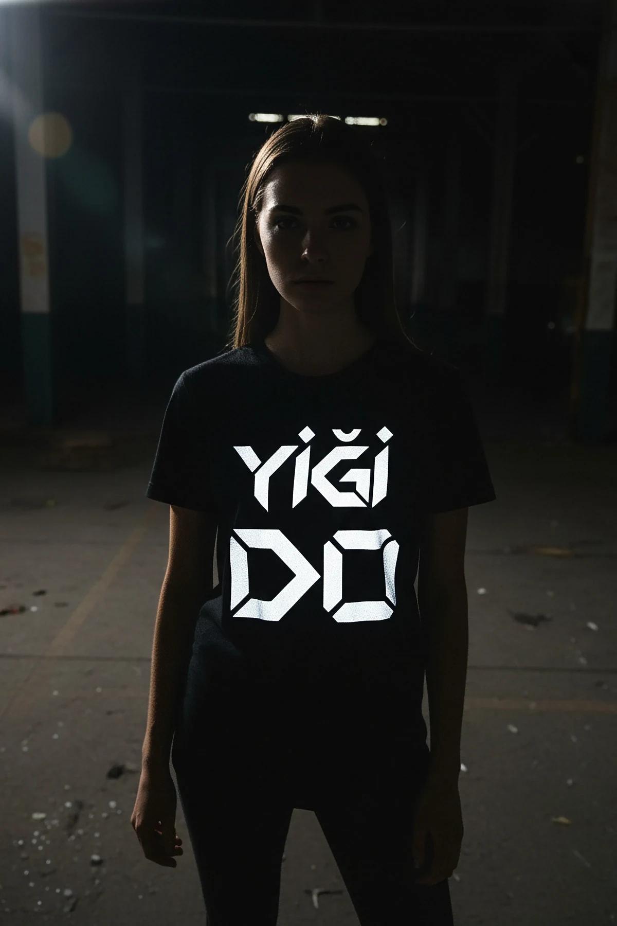 YİĞİ DO reflektörlü ön baskılı siyah oversize tişört, iç mekanda model üzerinde