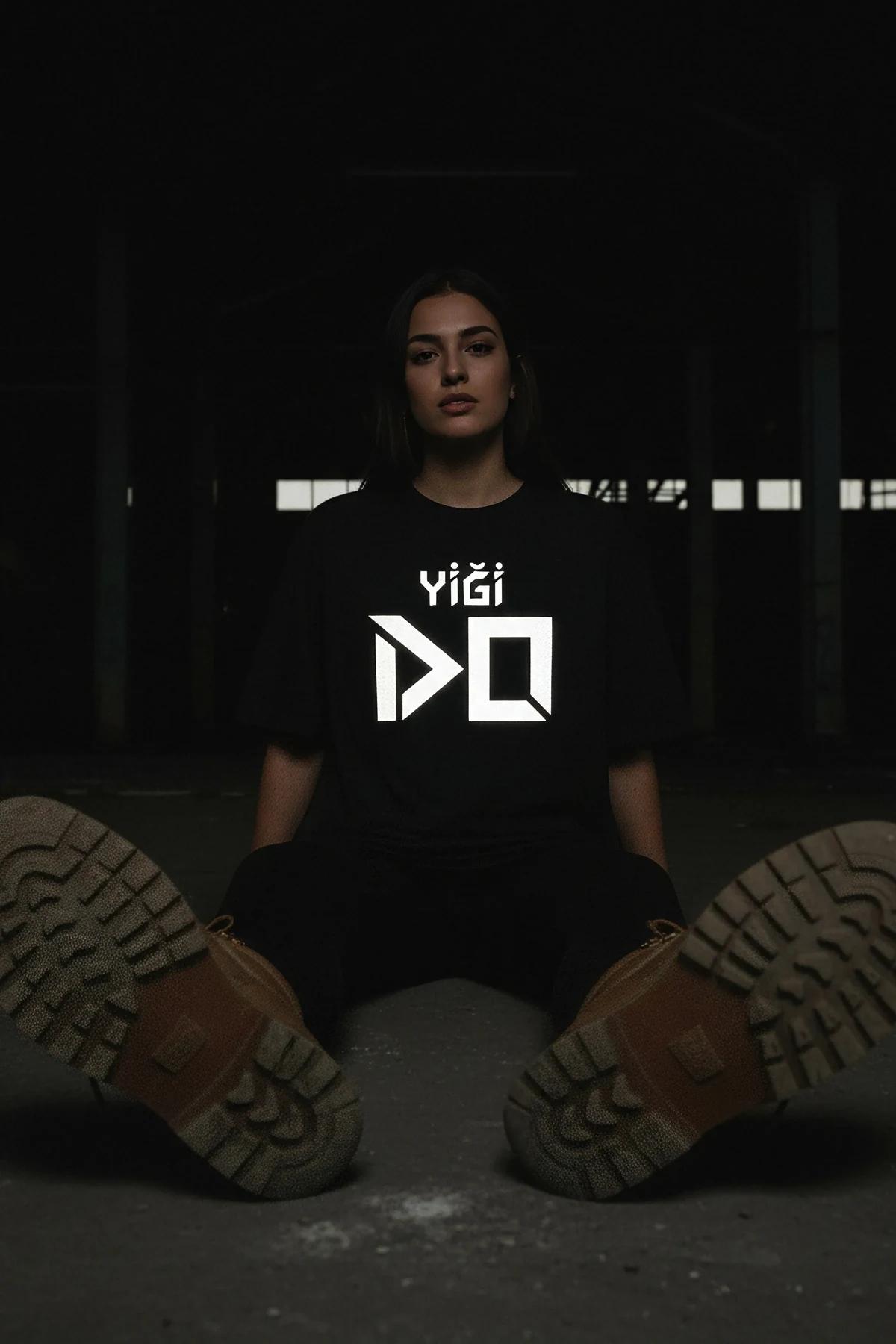 YİĞİ DO reflektörlü ön baskılı siyah oversize tişört, iç mekanda model üzerinde