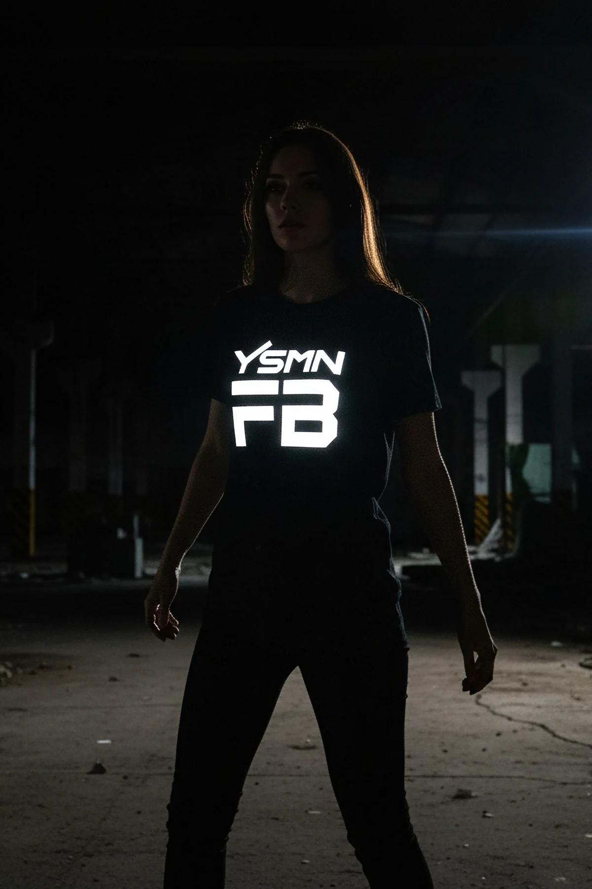 YSMN FB reflektörlü ön baskılı siyah oversize tişört, karanlık ortamda parlayan reflektör yazı