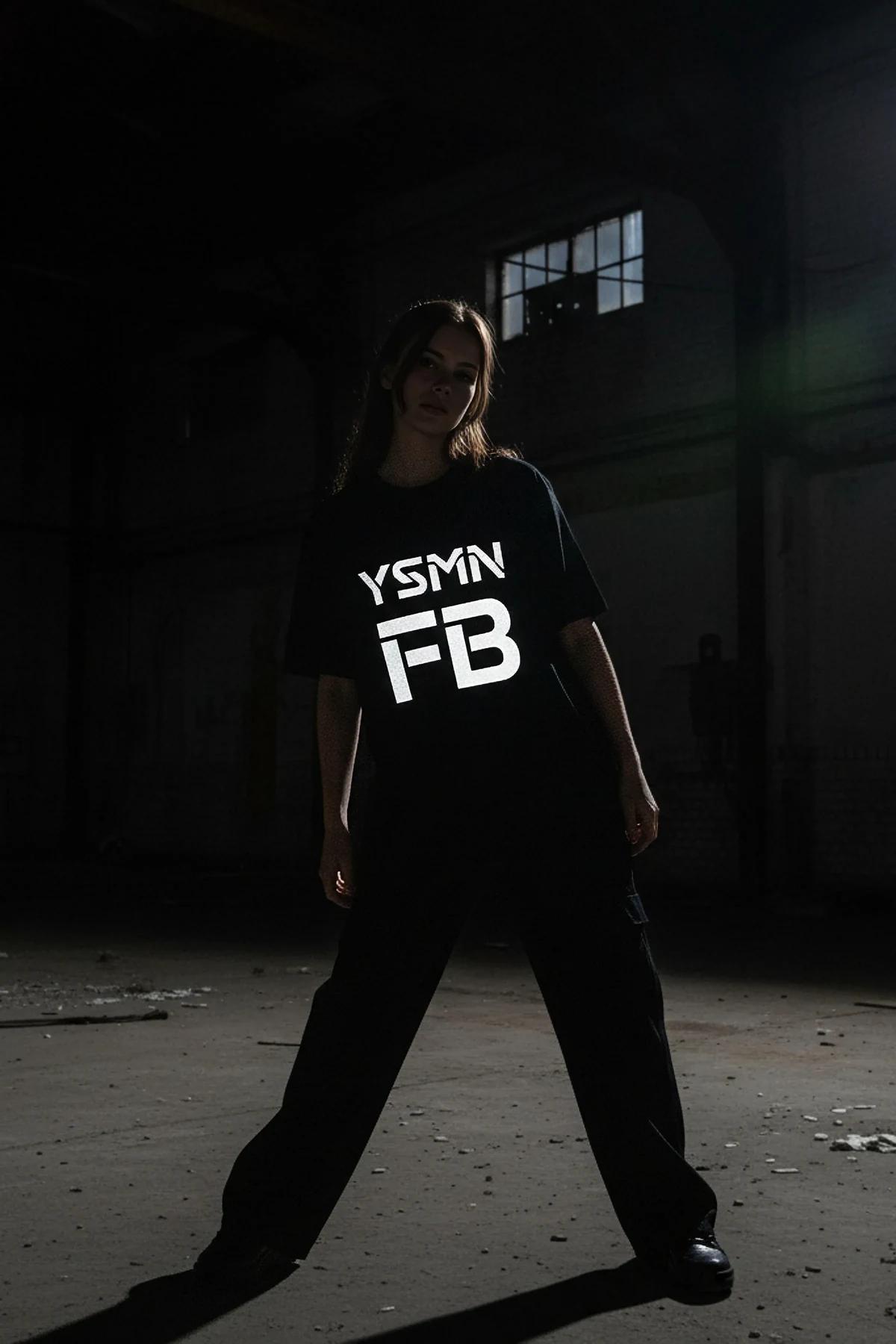 YSMN FB reflektörlü ön baskılı siyah oversize tişört, karanlık ortamda parlayan reflektör yazı