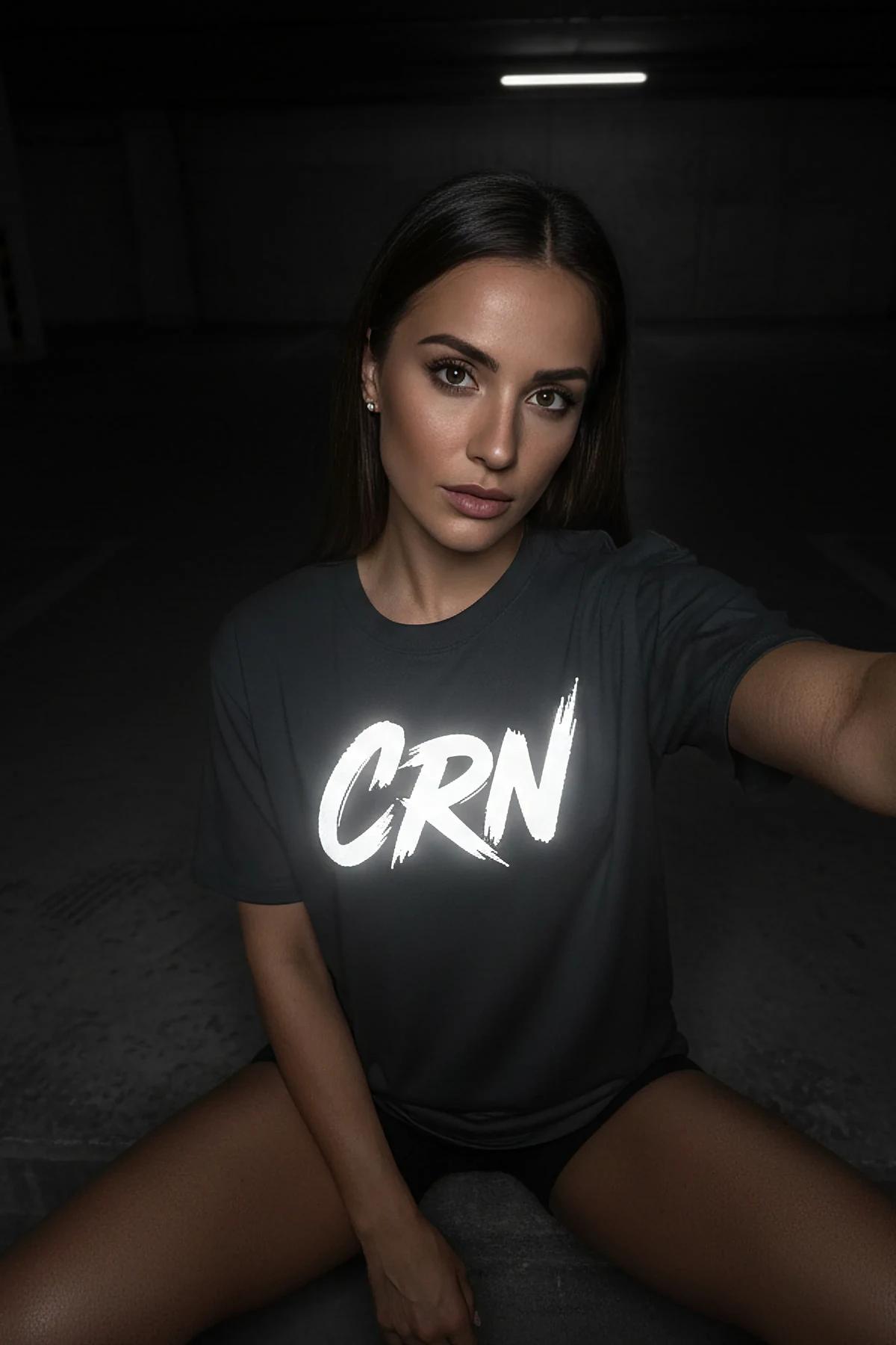 CRN 58 reflektörlü ön baskılı koyu yeşil kapüşonlu sweatshirt karanlık ortamda parlıyor
