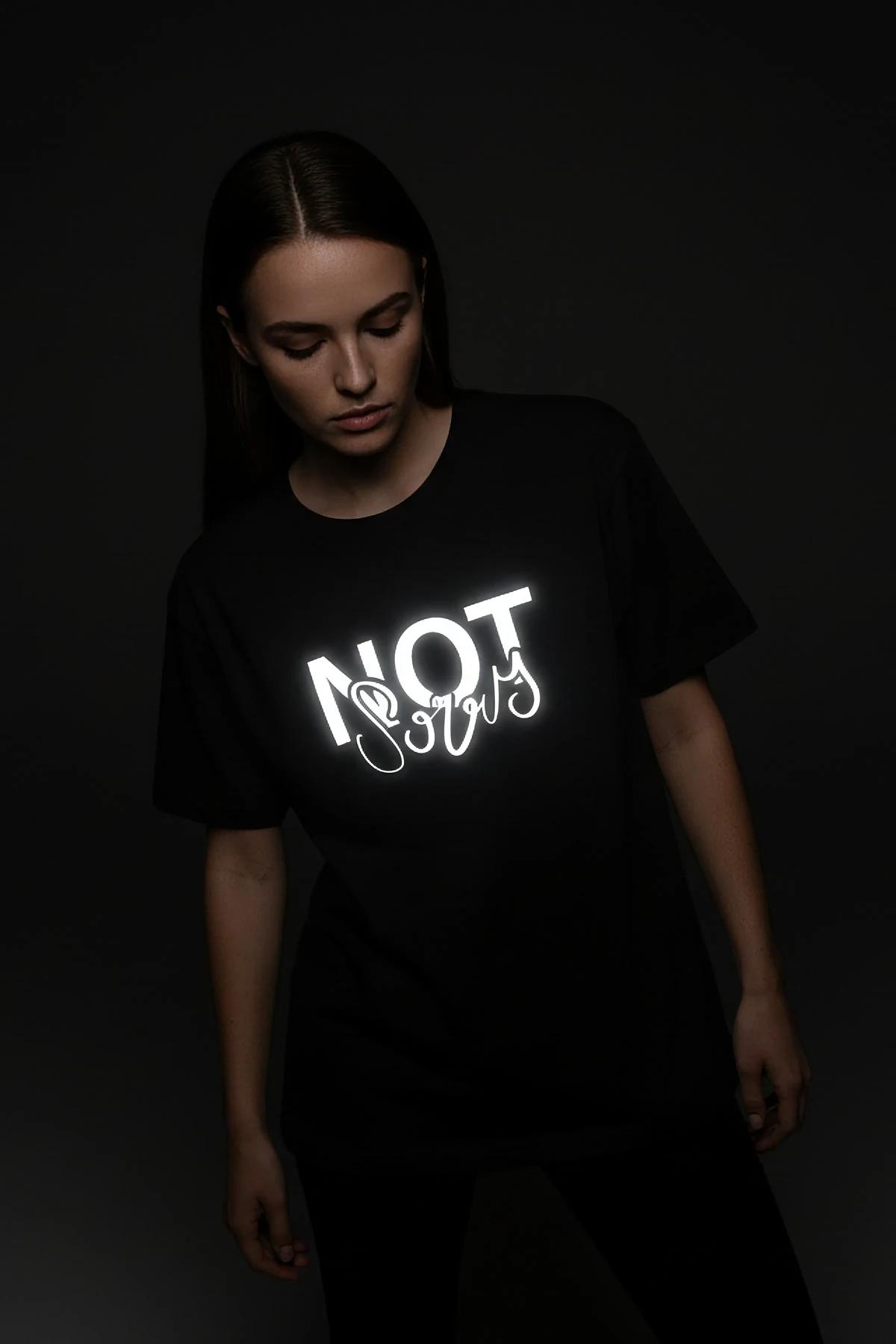 CRN 58 reflektörlü ön baskılı koyu yeşil kapüşonlu sweatshirt karanlık ortamda parlıyor