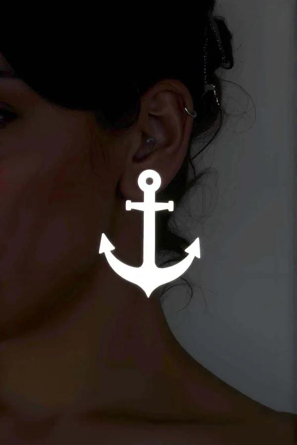 Reflective Anchor Earrings: Unique Statement Jewelry