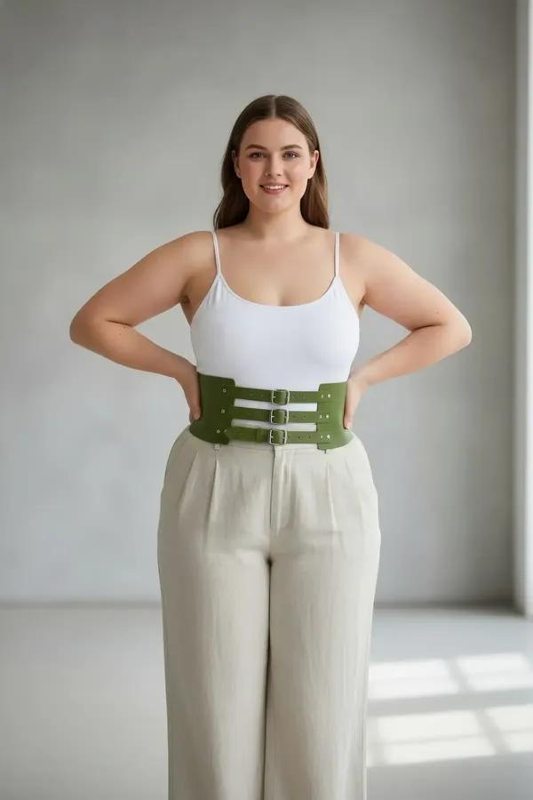 ខ្សែក្រវ៉ាត់ corset ស្បែក សិប្បនិម្មិត ពណ៌ បៃតង អូលីវ ជាមួយ ក្បាល ដែក ពណ៌ ប្រាក់ បី ជួរ លម្អ លើ អាវយឺត ស