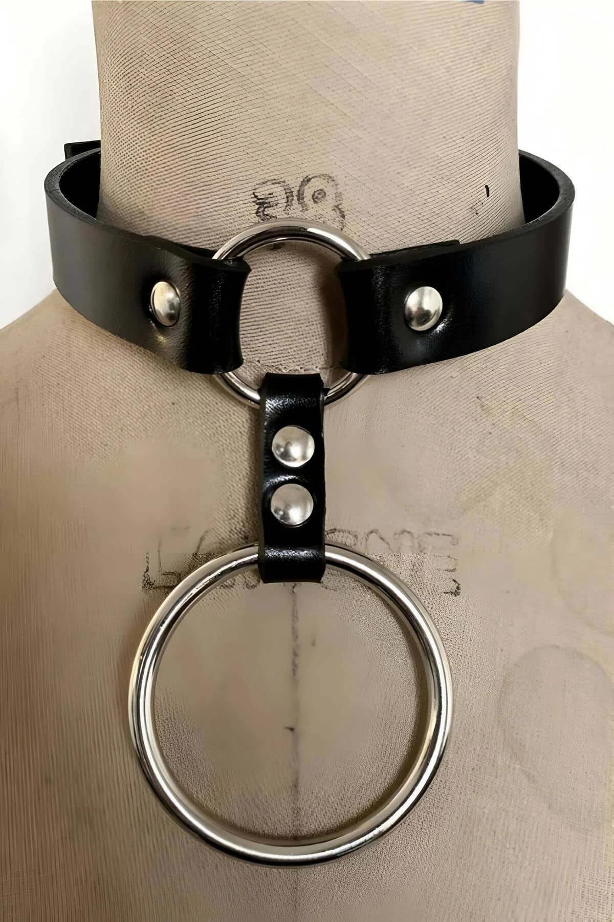 Adjustable Leather Choker with Metal Rings – Secure Fit