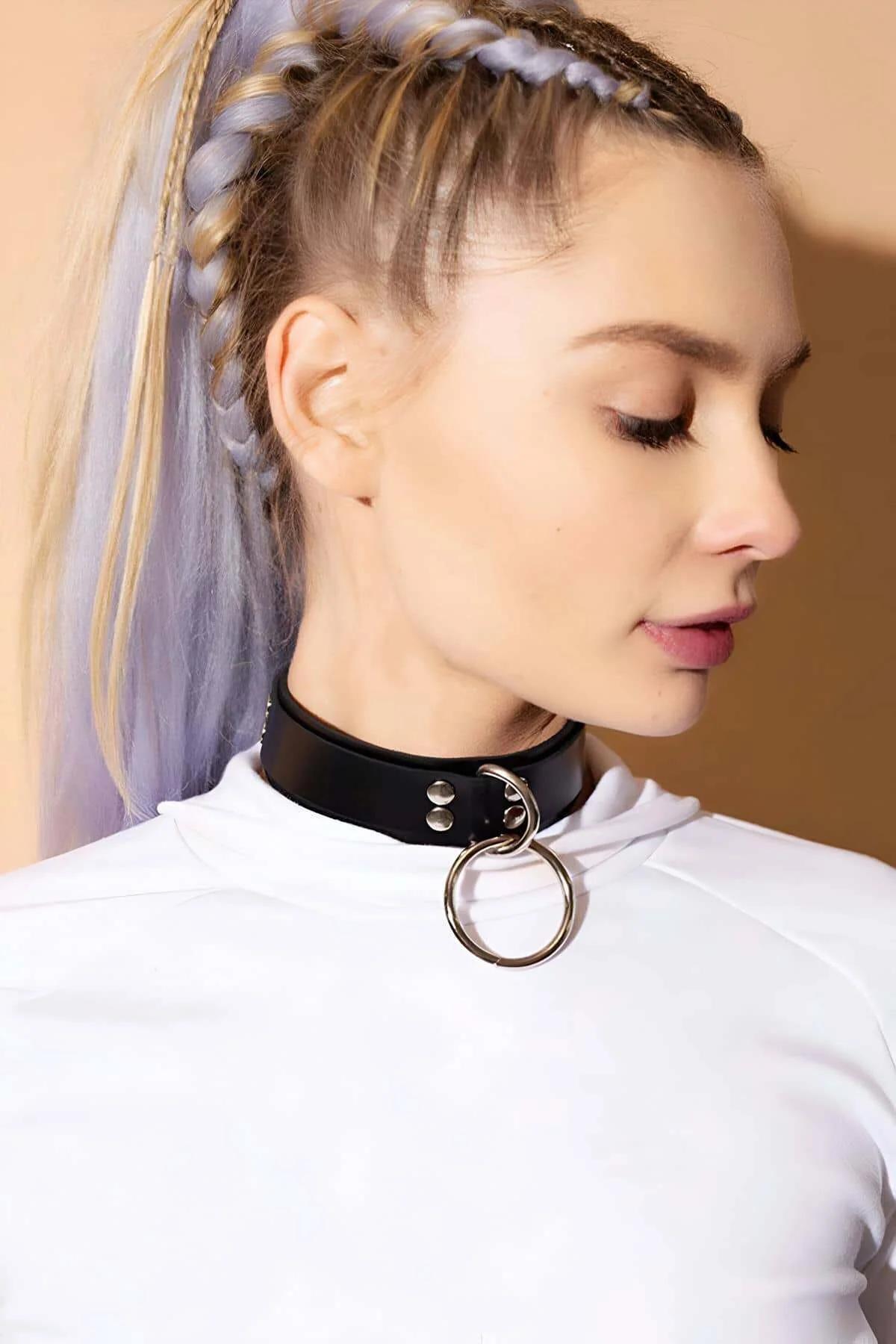 Leather Choker with O-Ring Detail - Adjustable Fit & Comfort