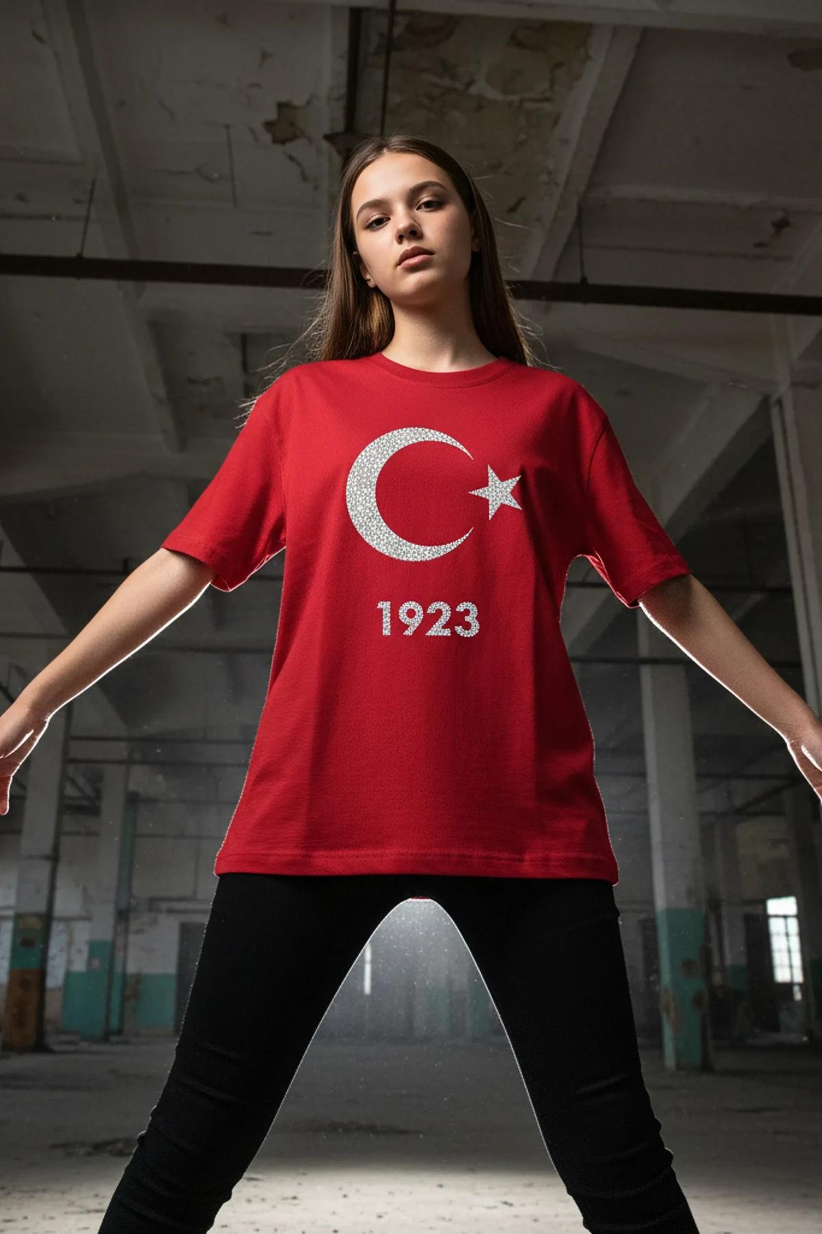 Kırmızı oversize tişört yakın plan reflektör taş baskılı ay-yıldız detay