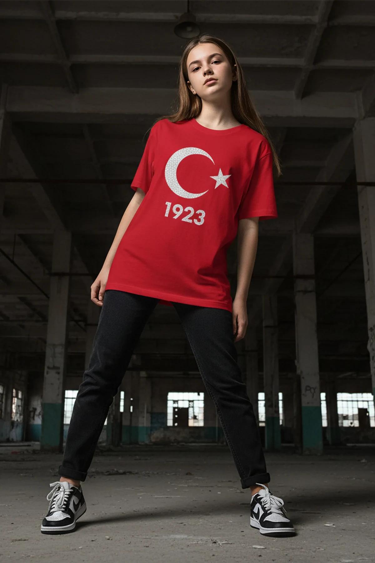 Reflektörlü kırmızı tişört siyah tayt kombin tam vücut görünüm