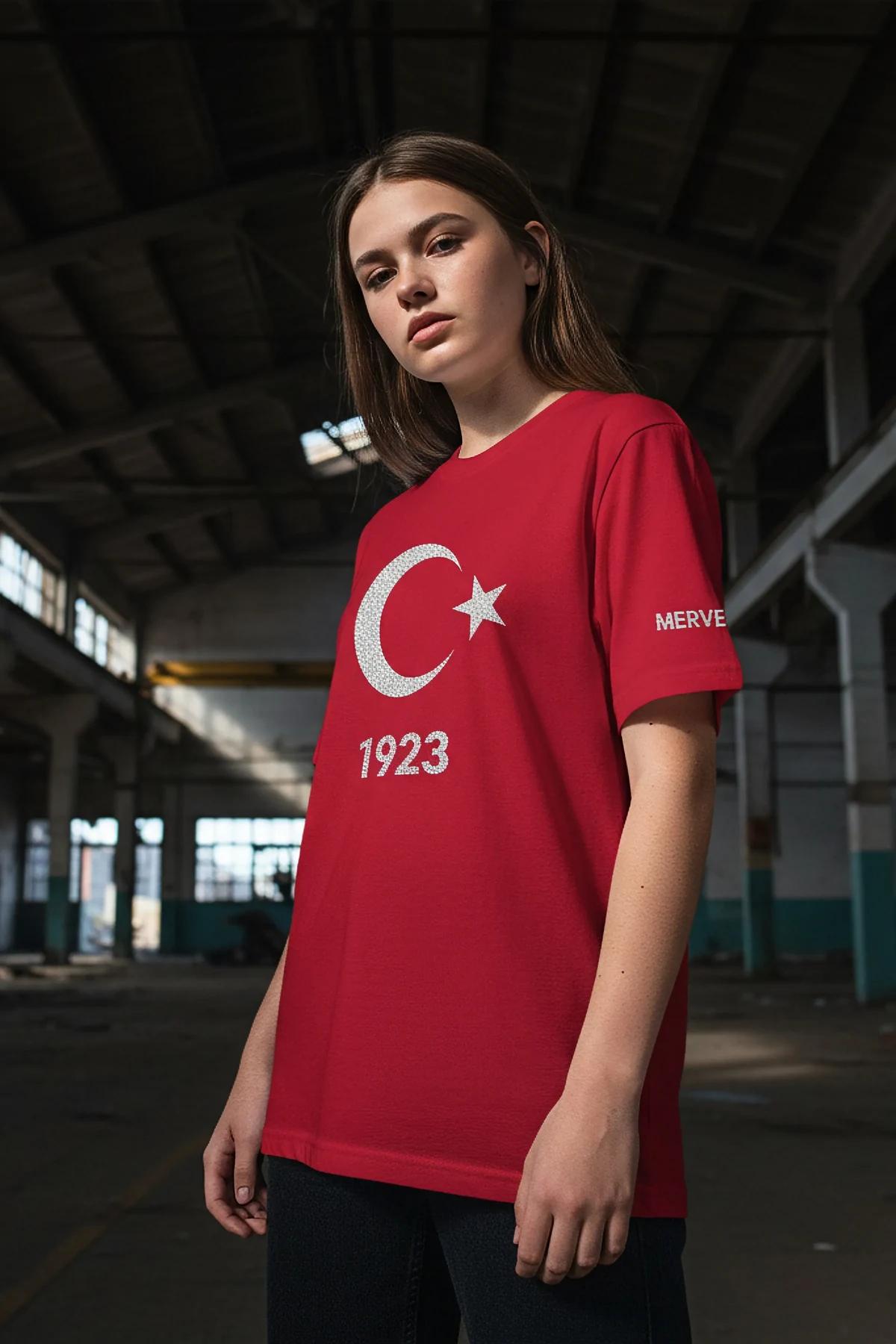 Kişiye özel isim baskılı kırmızı oversize tişört arka görünüm düz zemin