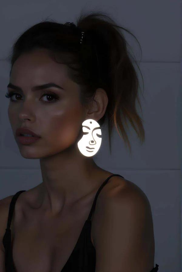 reflektörlü soyut kadın yüzü küpe parlak beyaz plaka gece aksesuar