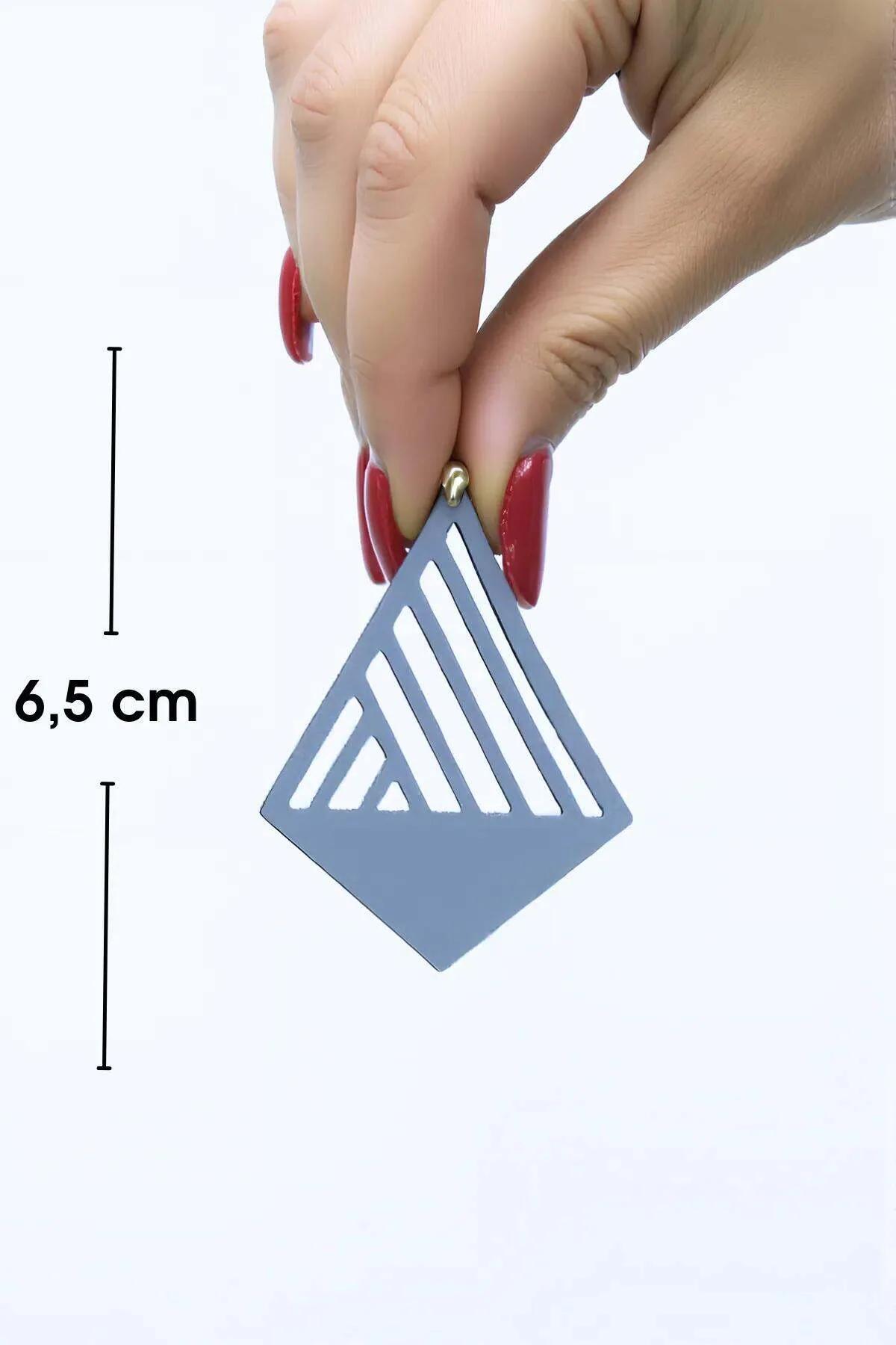 mat siyah PU deri geometrik küpe önden yakın çekim, lazer kesim şerit detayı