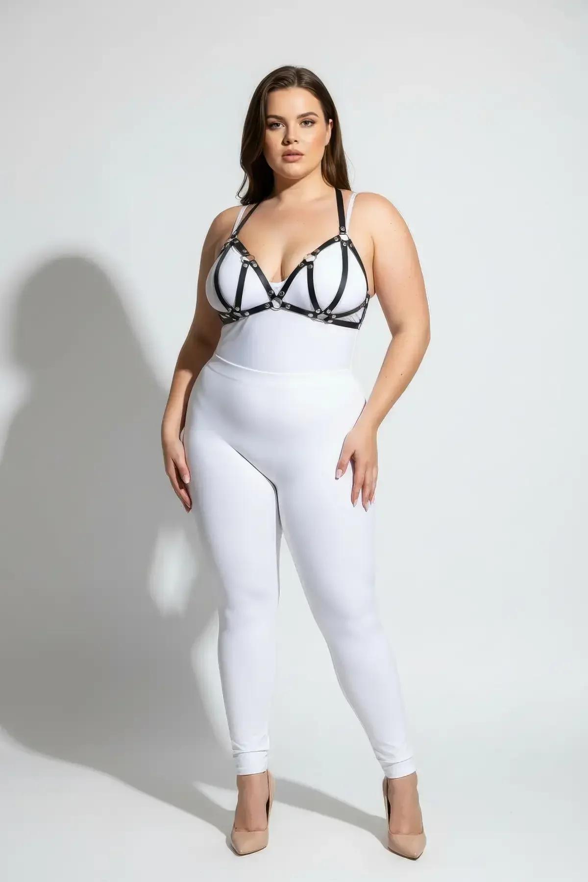 siyah PU deri cage bra harness gümüş krom O-ring bağlantı detayı yakın çekim