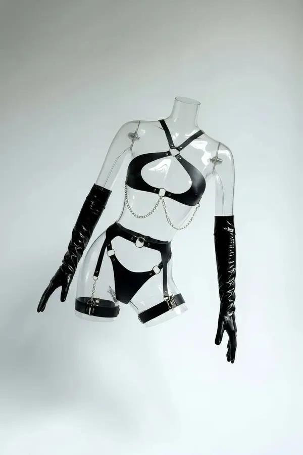 siyah vegan deri harness takım gümüş zincir ve O-ring detaylı göğüs kemeri bel kemeri jartiyer ve uzun PVC eldiven seti manke