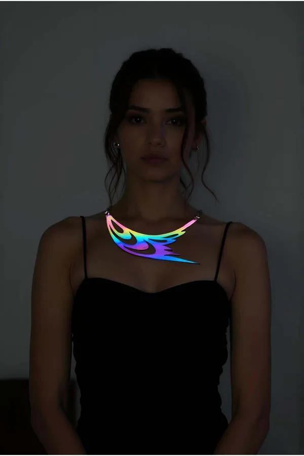 Rainbow reflektörlü choker kolye kuş kanadı ve göz lazer kesim motifi karanlıkta çok renkli yansıma