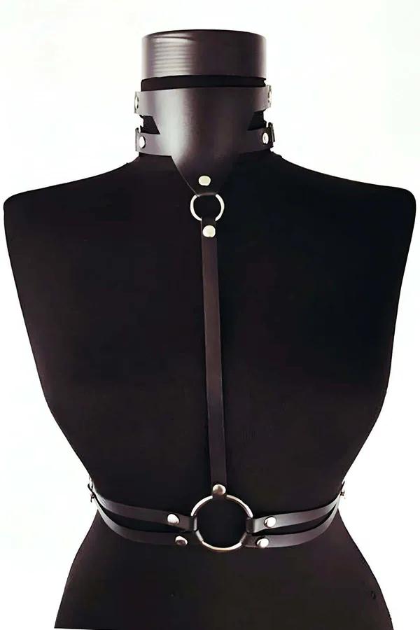 siyah vegan deri göğüs harness choker bandı ve gümüş O-ring detayı önden görünüm