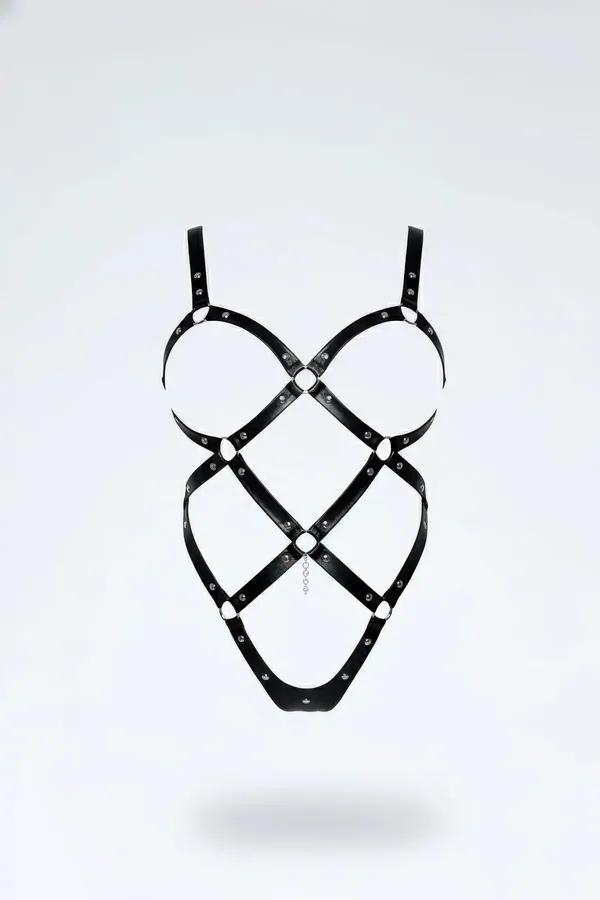 Çapraz bantlı siyah faux leather body harness gümüş O-halka ve mini zincir detayıyla tam vücut kafes tasarımı