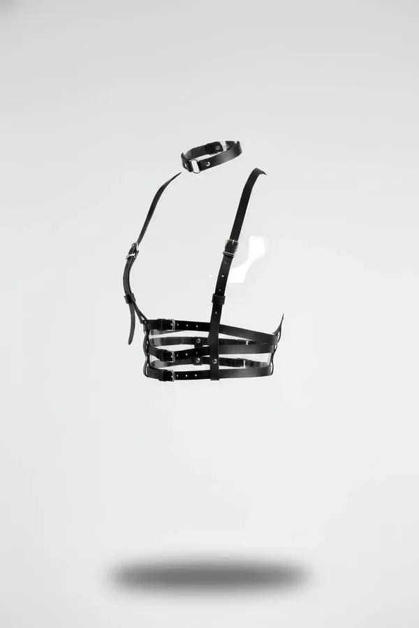 Siyah vegan deri boyunluklu çok bantlı üst vücut harness gümüş metal tokalar