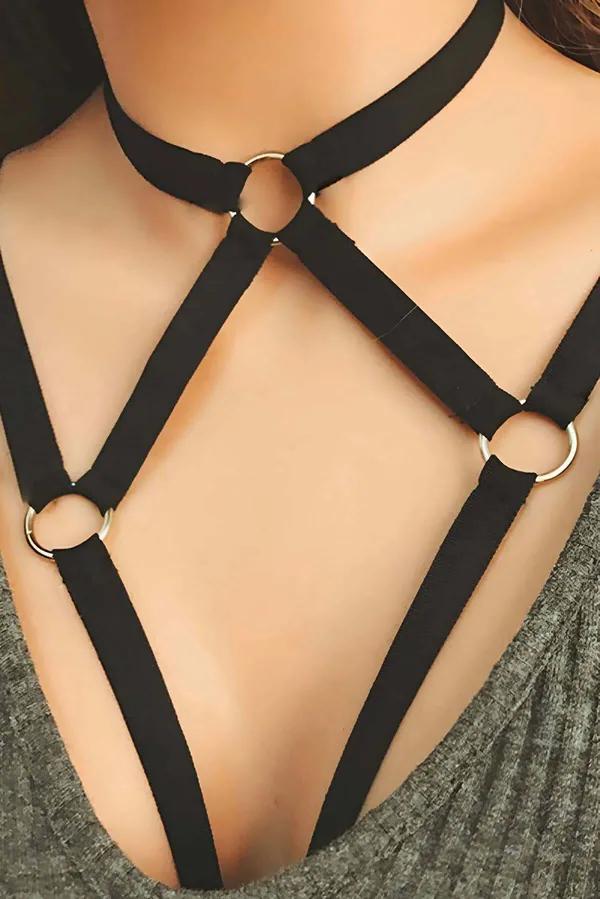 Siyah elastik bant göğüs harness üç gümüş O-ring ile boyun ve göğüs kafesi üzerinde geometrik kafes görünümü