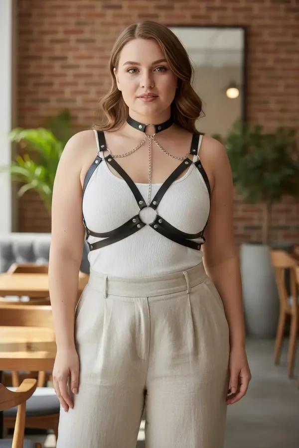 Büyük beden siyah vegan deri choker göğüs harness altın zincir ve gümüş O-halka detaylı