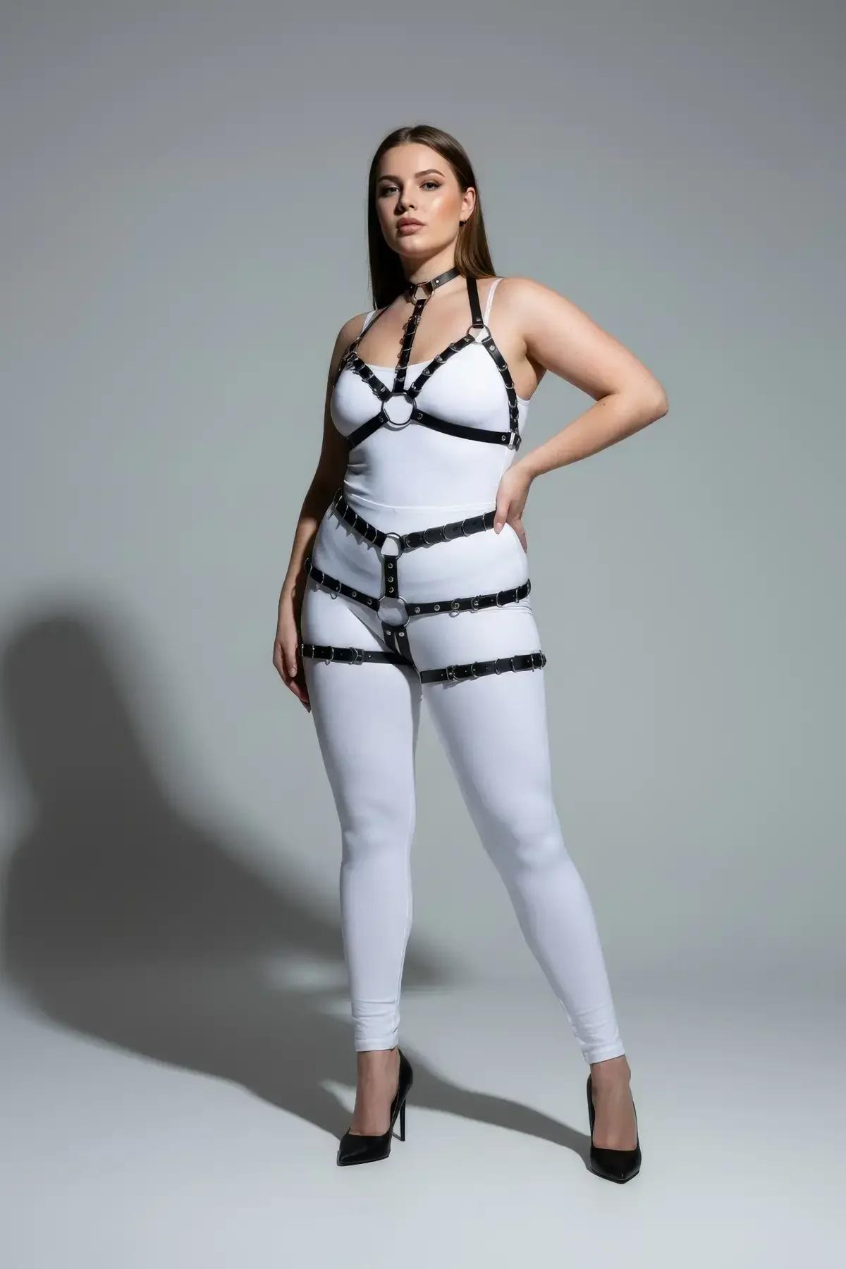 siyah PU bantlı büyük beden harness takımı önden görünüm göğüs ve bel O-ring detayı
