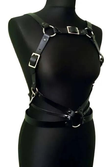 siyah vegan deri göğüs ve bel harness gümüş O-ring tokalı zincir detaylı manken üzerinde