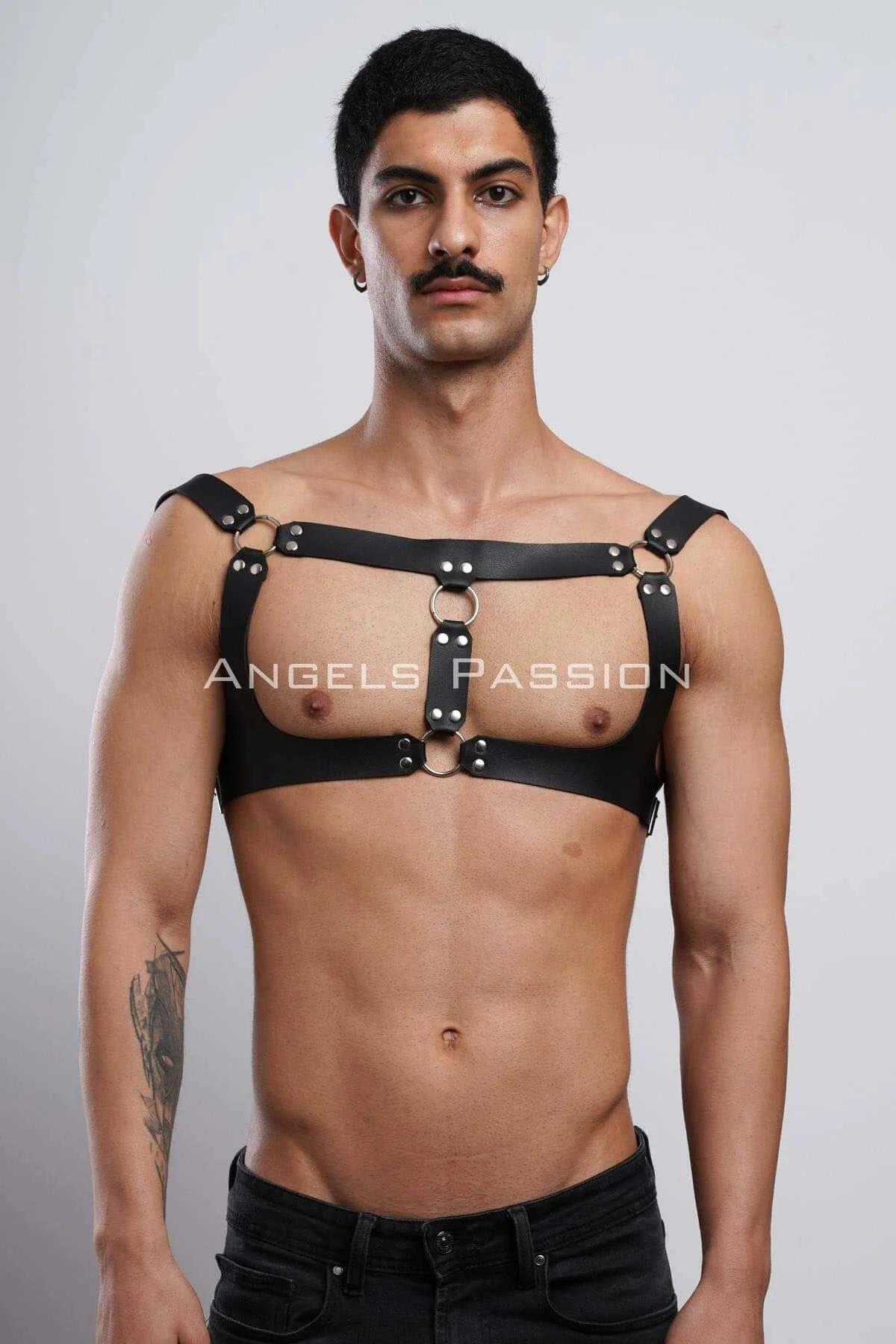 Front view of black PU leather chest harness showing two stacked O-rings at sternum and shoulder-spanning strap