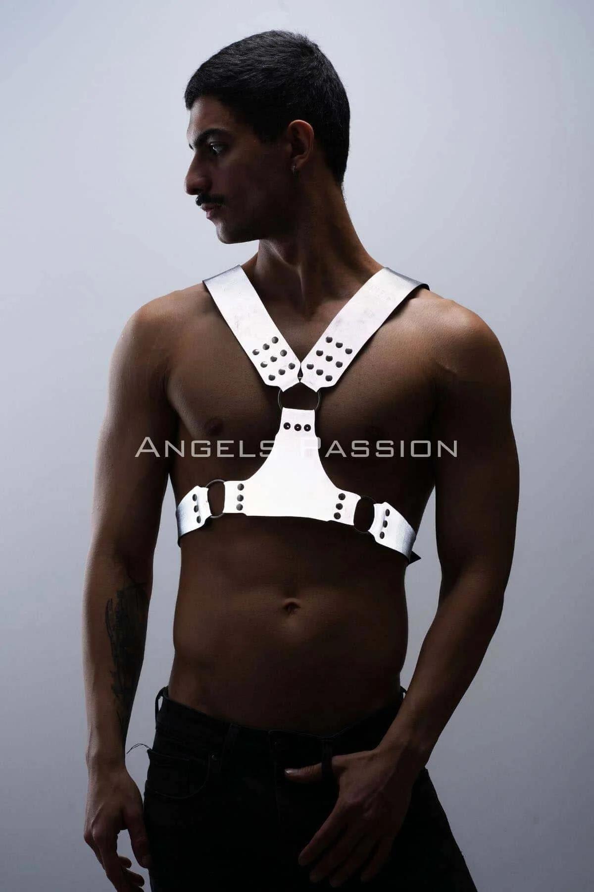 Reflektör kaplamalı beyaz vegan deri erkek harness ön görünüm siyah metal donanım