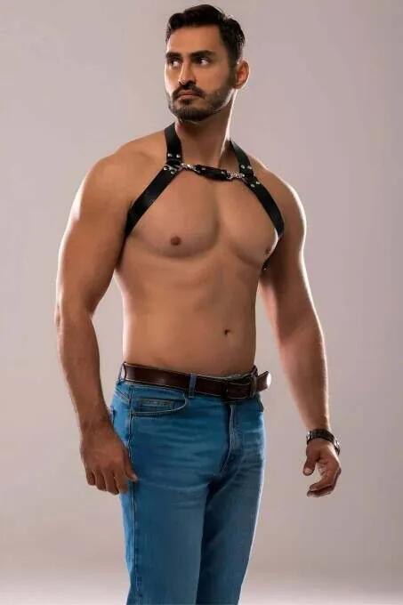 siyah vegan deri çift bantlı erkek göğüs harness gümüş metal zincir köprü ön görünüm