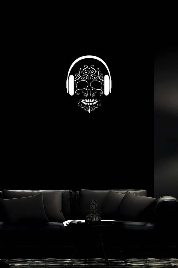 Siyah suni deri üzerine beyaz reflektörlü kulaklıklı Sugar Skull kuru kafa duvar tablosu