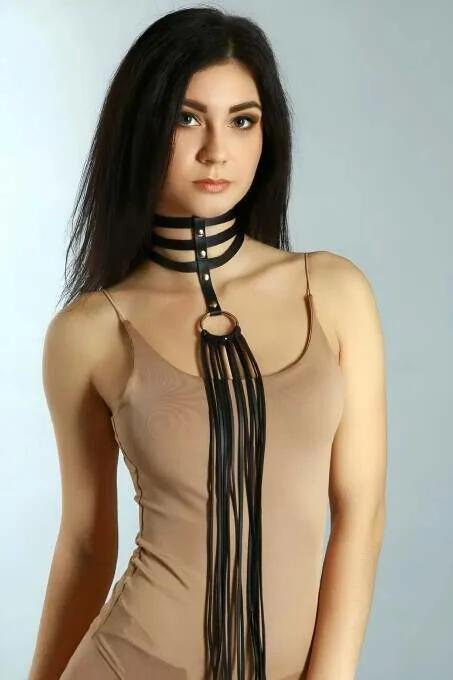 siyah vegan deri üç bantlı choker tasma harness bronz O-halka ve uzun deri püsküller önden görünüm