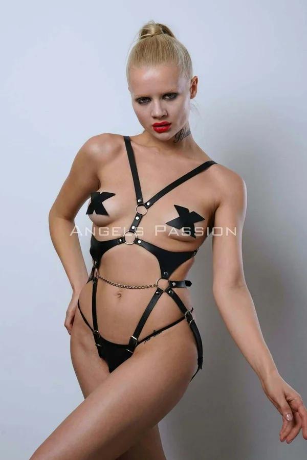 siyah vegan deri body harness açık kesim göğüs bölgesi altın zincir bel detayı gümüş O-ring
