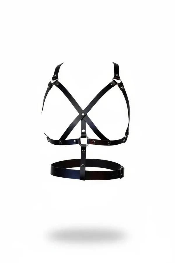Çapraz askılı siyah vegan deri vücut harness, gümüş metal toka ve O-halkalar, beyaz arka plan