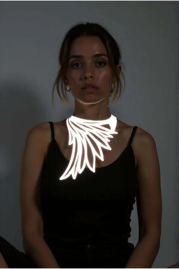 Beyaz reflektörlü lazer kesim kuş kanadı choker kolye, karanlıkta parlak beyaz yansıma, asimetrik tek kanat